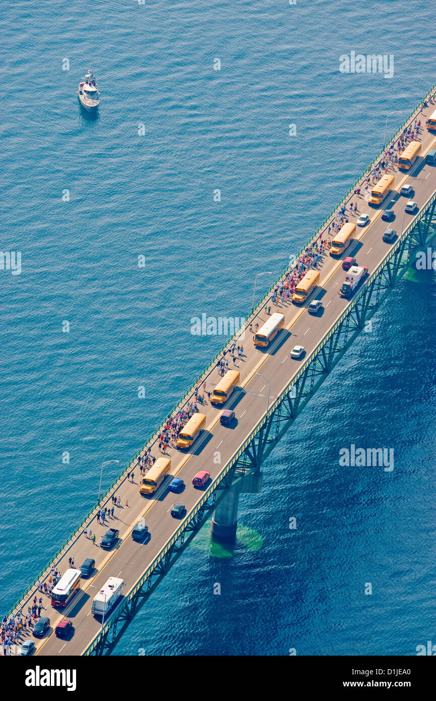 Luftaufnahme der Mackinac Brücke während der jährlichen 5 Meile laufen täglich Arbeit in den USA Stockfoto