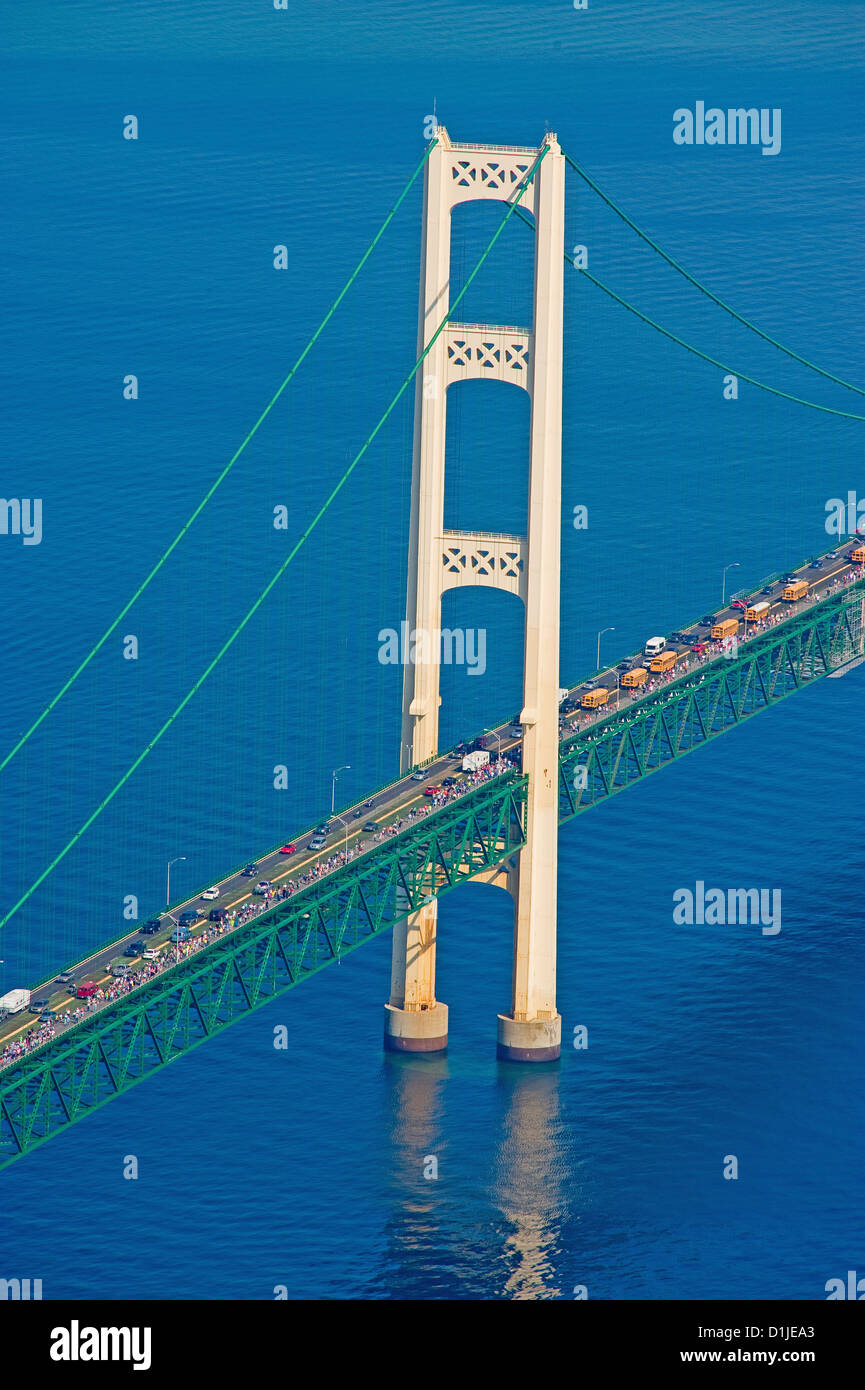 Luftaufnahme der Mackinac Brücke während der jährlichen 5 Meile laufen täglich Arbeit in den USA Stockfoto