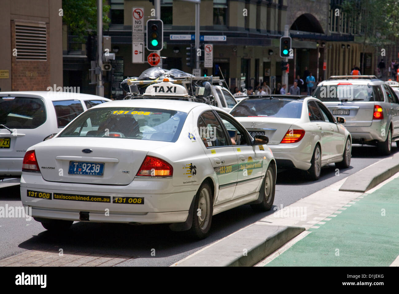 Australisches Taxi und Verkehr an der Ampel in Sydneys york Street, Australien Stockfoto
