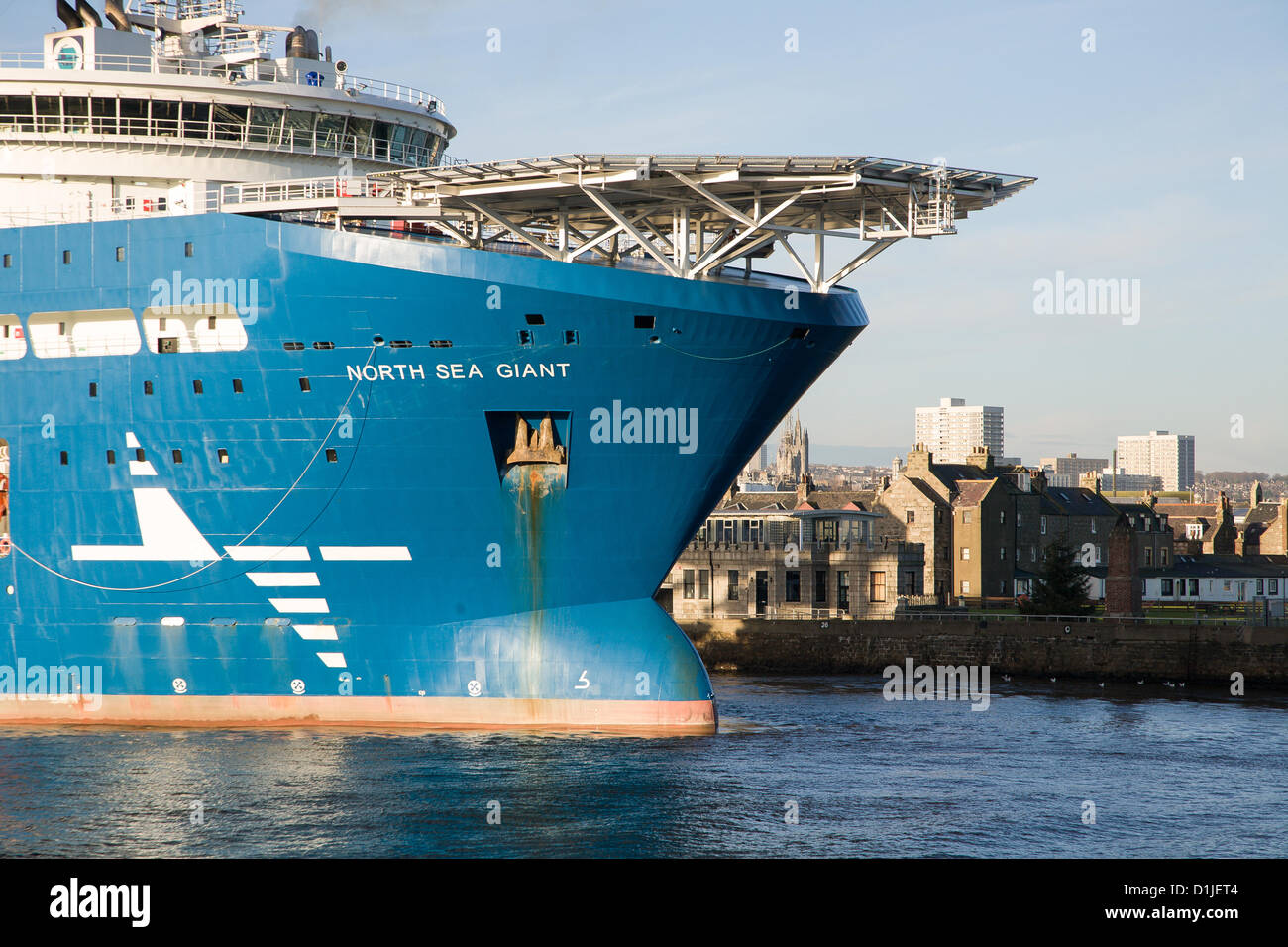 Aberdeen, UK. 24. Dezember 2012. North Sea Giant Zwerge Häuser von Fitty am Hafen von Aberdeen am 24. Dezember 2012, als es heraus leitet, um Ölförderung zu unterstützen. Stockfoto