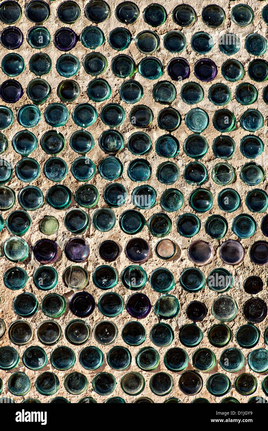 Eine Recycling-Glas Flaschenwand in Rhyolite, NV Stockfotografie - Alamy