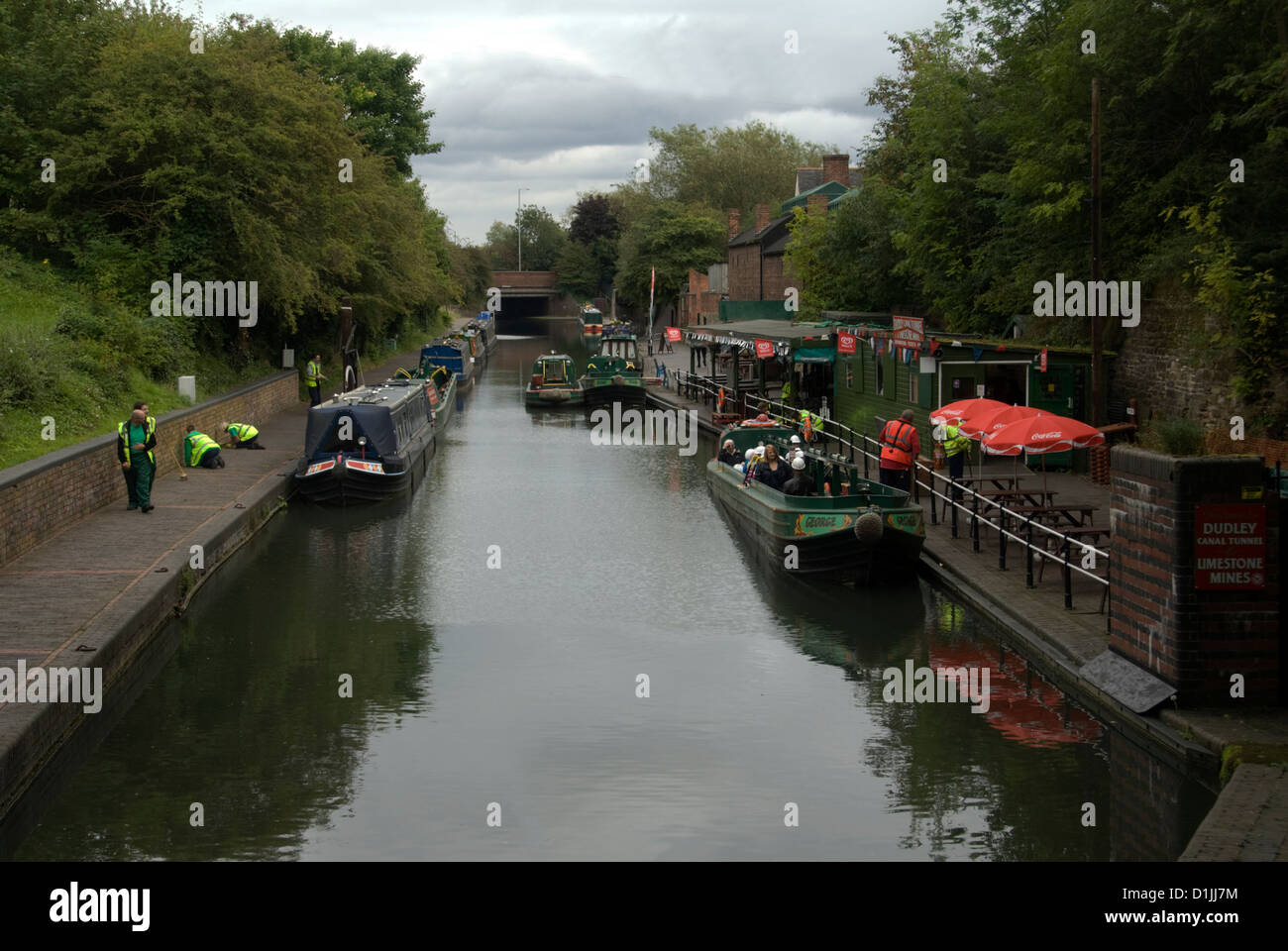 WEST MIDLANDS; DUDLEY; BIRMINGHAM KANAL AN DUDLEY; FAHRGÄSTE EINSTEIGEN KANALBOOTE FÜR REISE IN KALKSTEIN MINEN TUNNEL Stockfoto