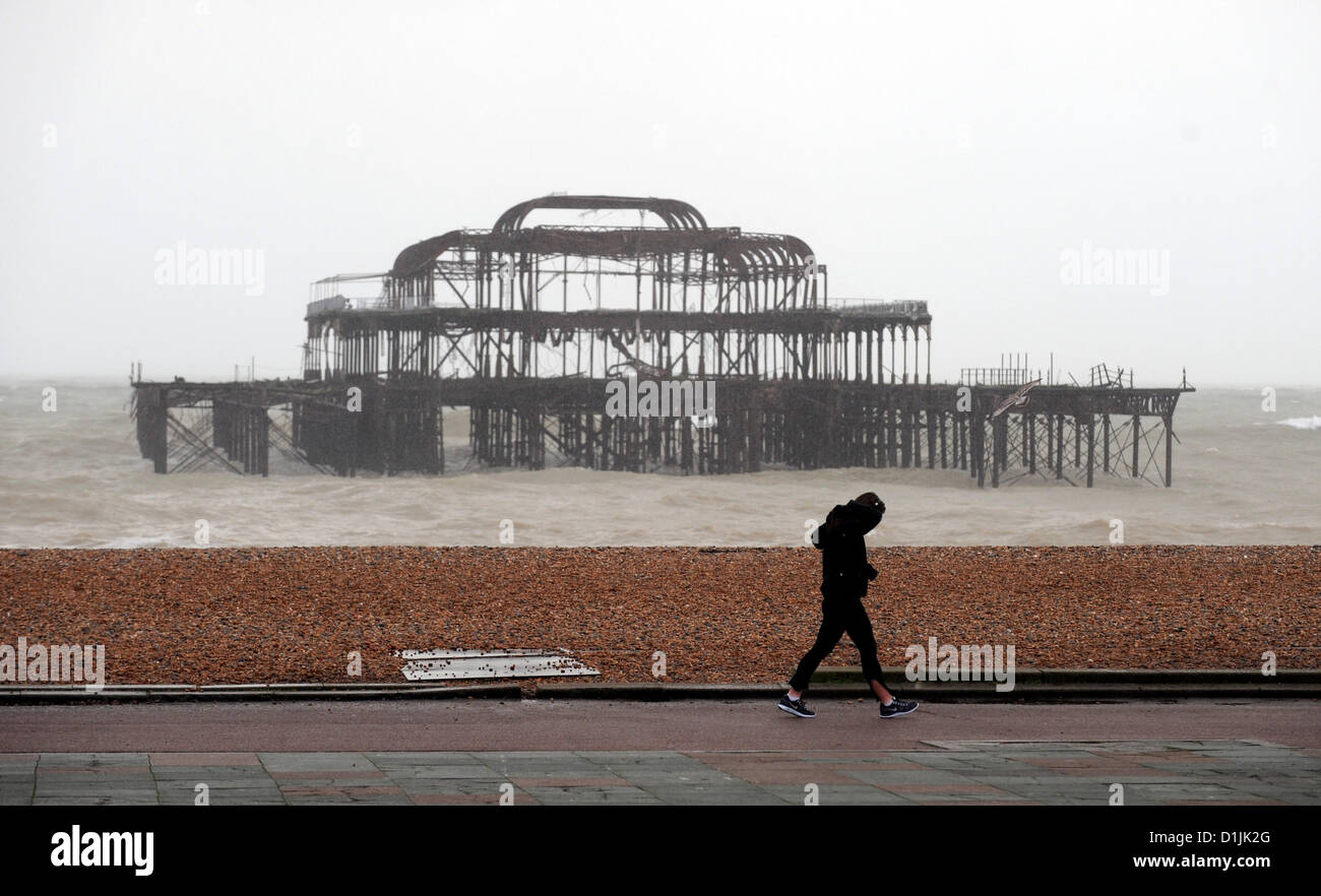 Brighton UK 25. Dezember 2012 - gehen für einen Spaziergang vorbei an der West Pier auf einem nassen und windigen Brighton Seafront am Weihnachtsmorgen Stockfoto