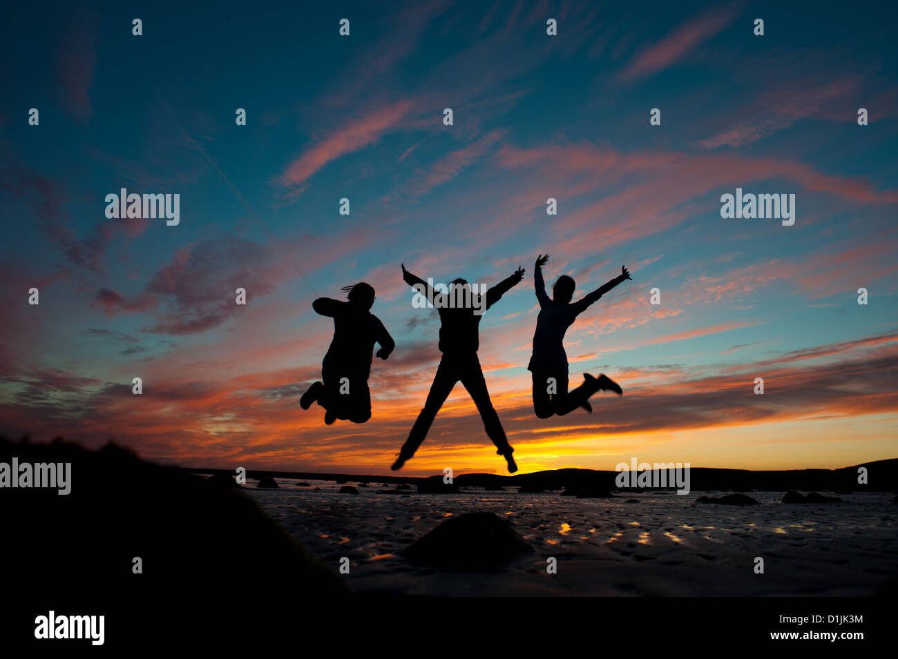 Silhouette springen bei Sonnenuntergang am Strand (© Alan Davidson) Stockfoto