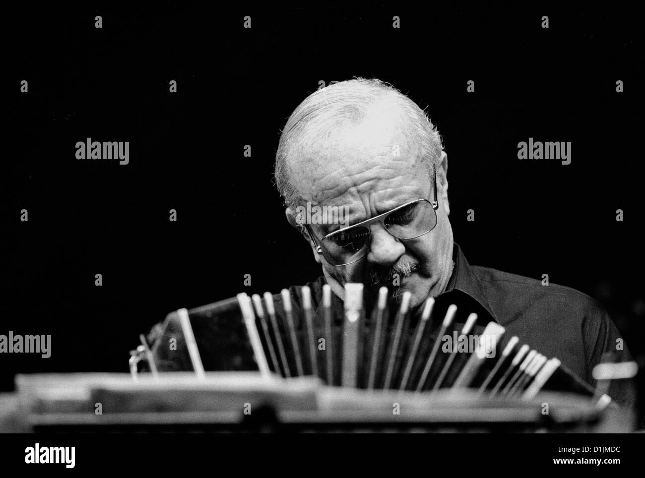 Die verstorbenen Tango-Komponisten und Musikers Astor Piazzolla spielt das Bandoneon in Buenos Aires, Argentinien, in einem seiner letzten Konzerte Stockfoto