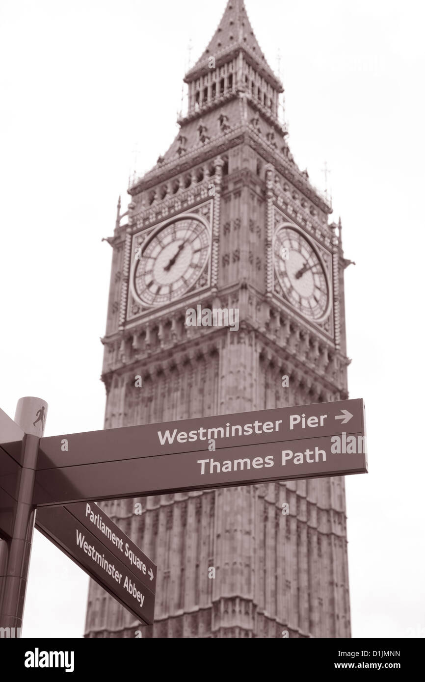 Big Ben und Wegweiser in schwarz-weiß und Sepia-Farbton, London, England, UK Stockfoto