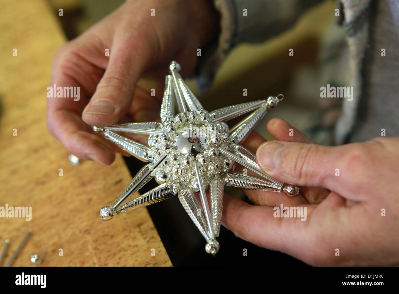 Handgefertigter Weihnachtsstern Ornament - Stern aus Glasperlen Stockfoto