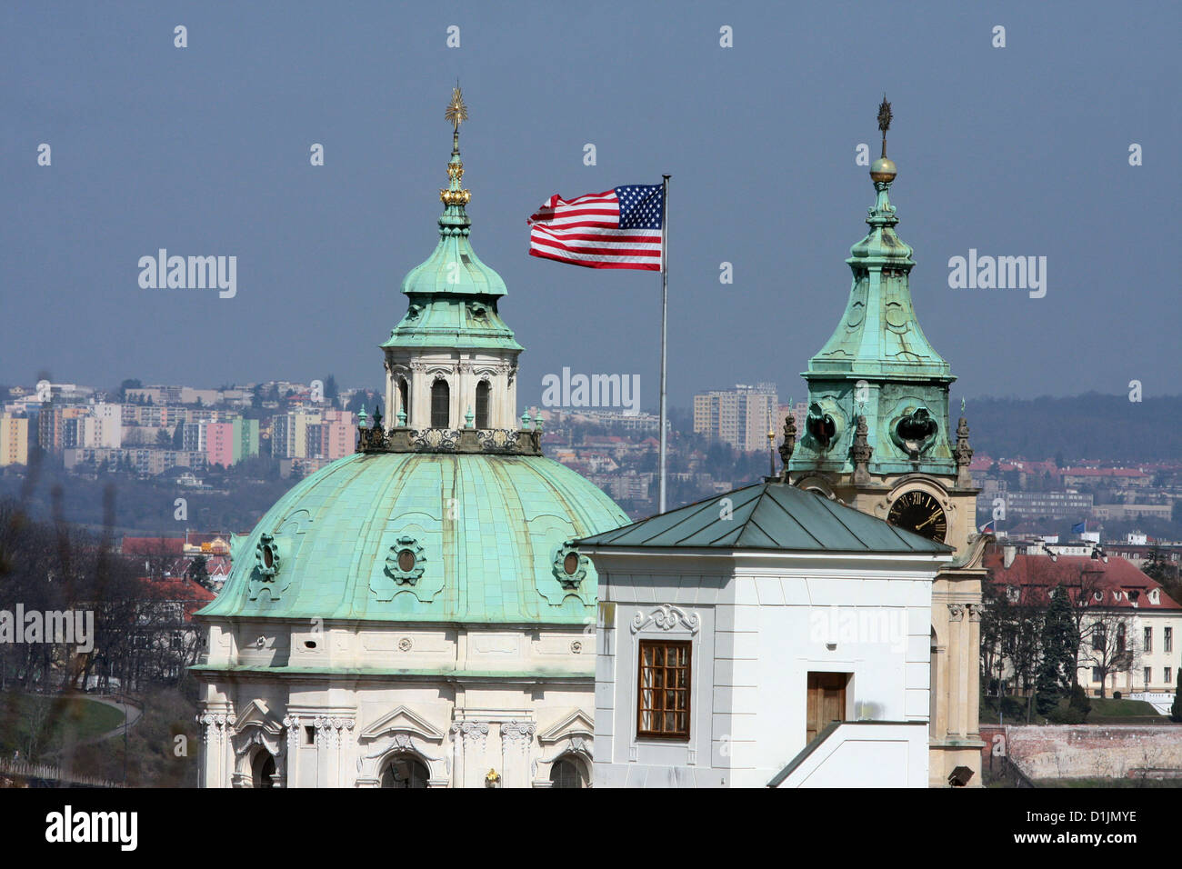 Us-Botschaft in Prag. Im Hintergrund die Kirche St. Nikolaus, Mala Strana, Prag Stockfoto
