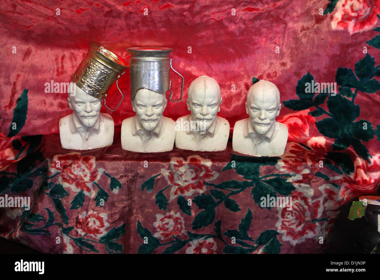 Das Stillleben mit vier Büsten Lenins Kopf, kommunistisches Idol Stockfoto