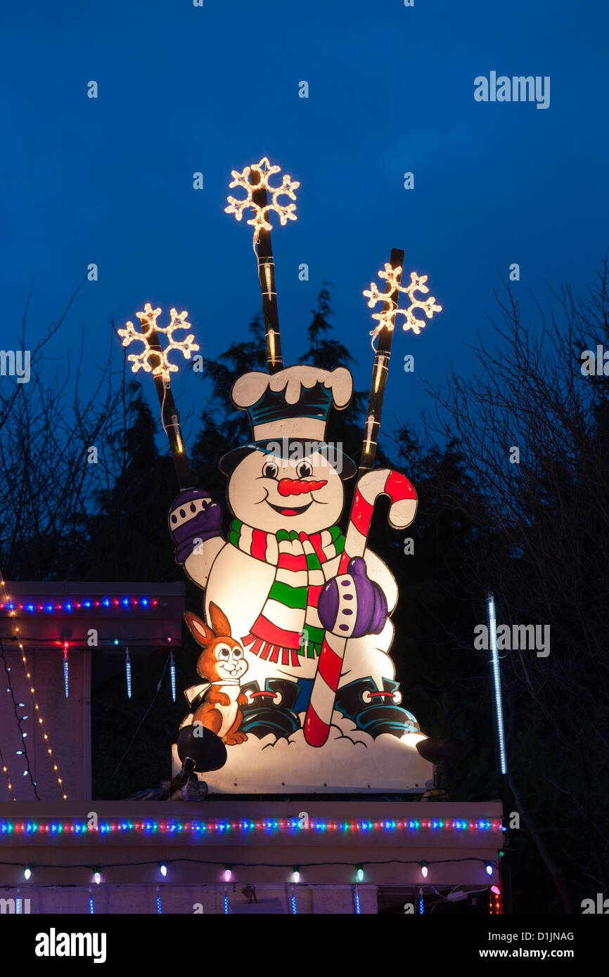 Frosty der Schneemann auf Haus beleuchtet für jährliche Weihnachten Jahreszeit.-Victoria, British Columbia, Kanada. Stockfoto