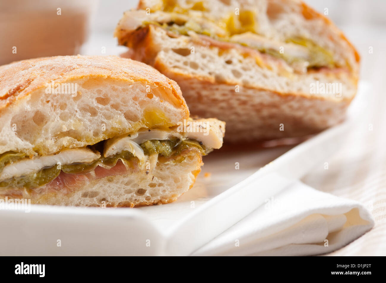 traditionelle italienische Ciabatta Panini Sandwich Hähnchen Gemüse und Aioli Stockfoto