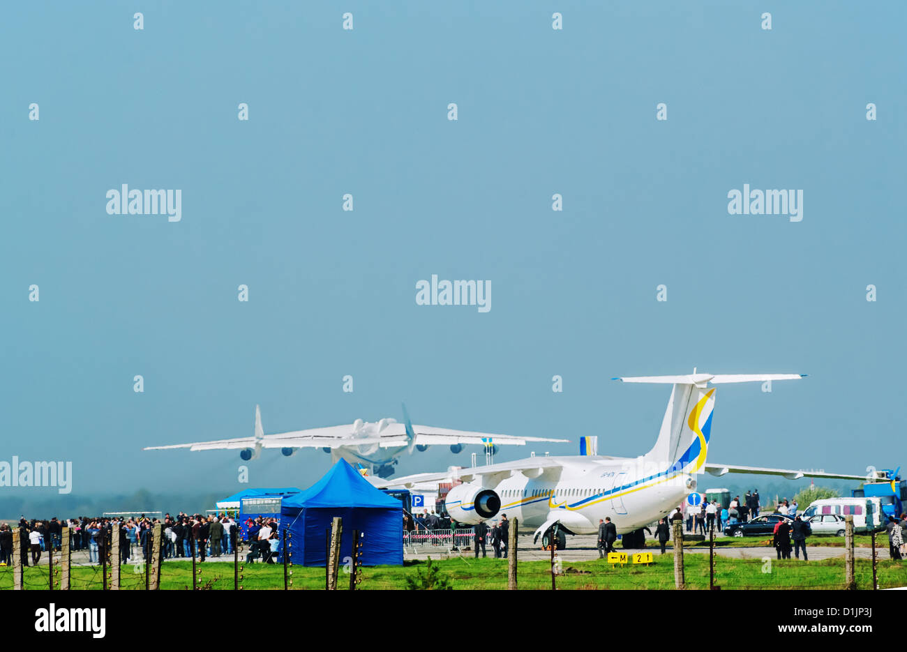 Das neue Kurzstrecken Passagierflugzeug ein 158 und größten Cargo Flugzeug An-225 "Mriya". Stockfoto