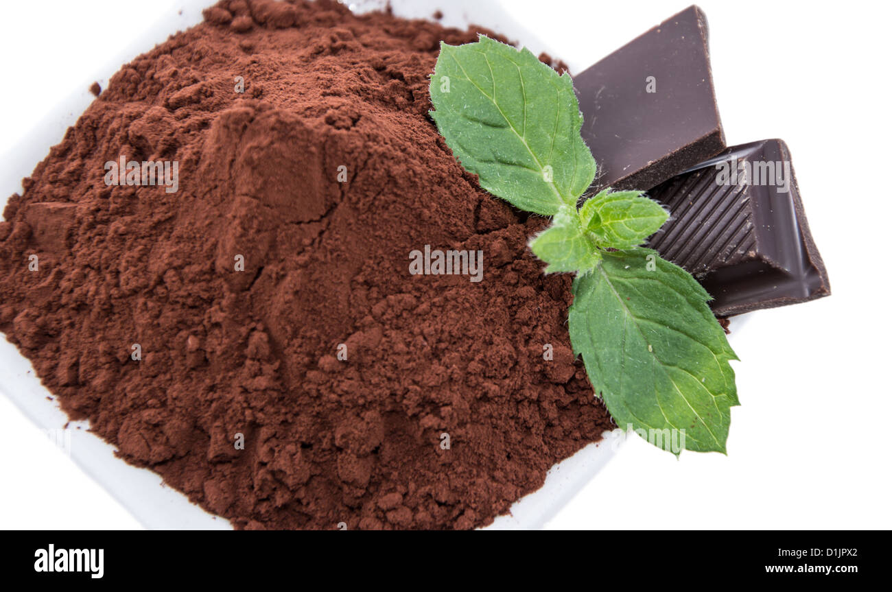 Kakao mit Schokoladenstückchen isoliert auf weißem Hintergrund Stockfoto