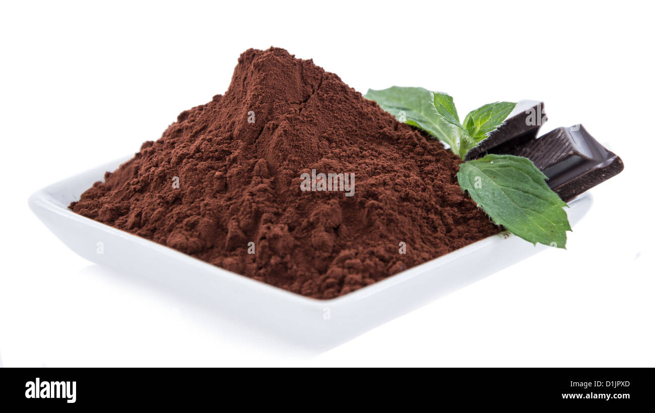 Kakao mit Schokoladenstückchen isoliert auf weißem Hintergrund Stockfoto