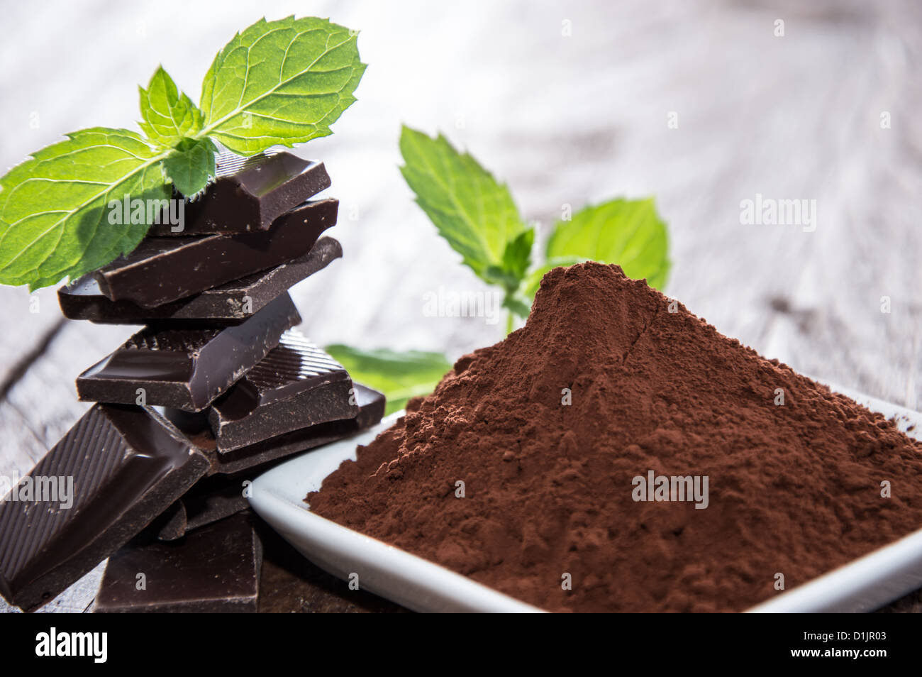 Schokolade mit einem Haufen von Kakao auf hölzernen Hintergrund Stockfoto