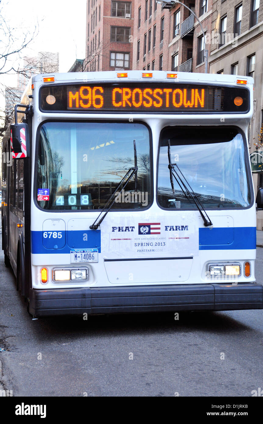 New York City öffentliche Verkehrsmittel M96 Crosstown MTA Bus auf der Upper East Side, Manhattan, New York City, USA Stockfoto