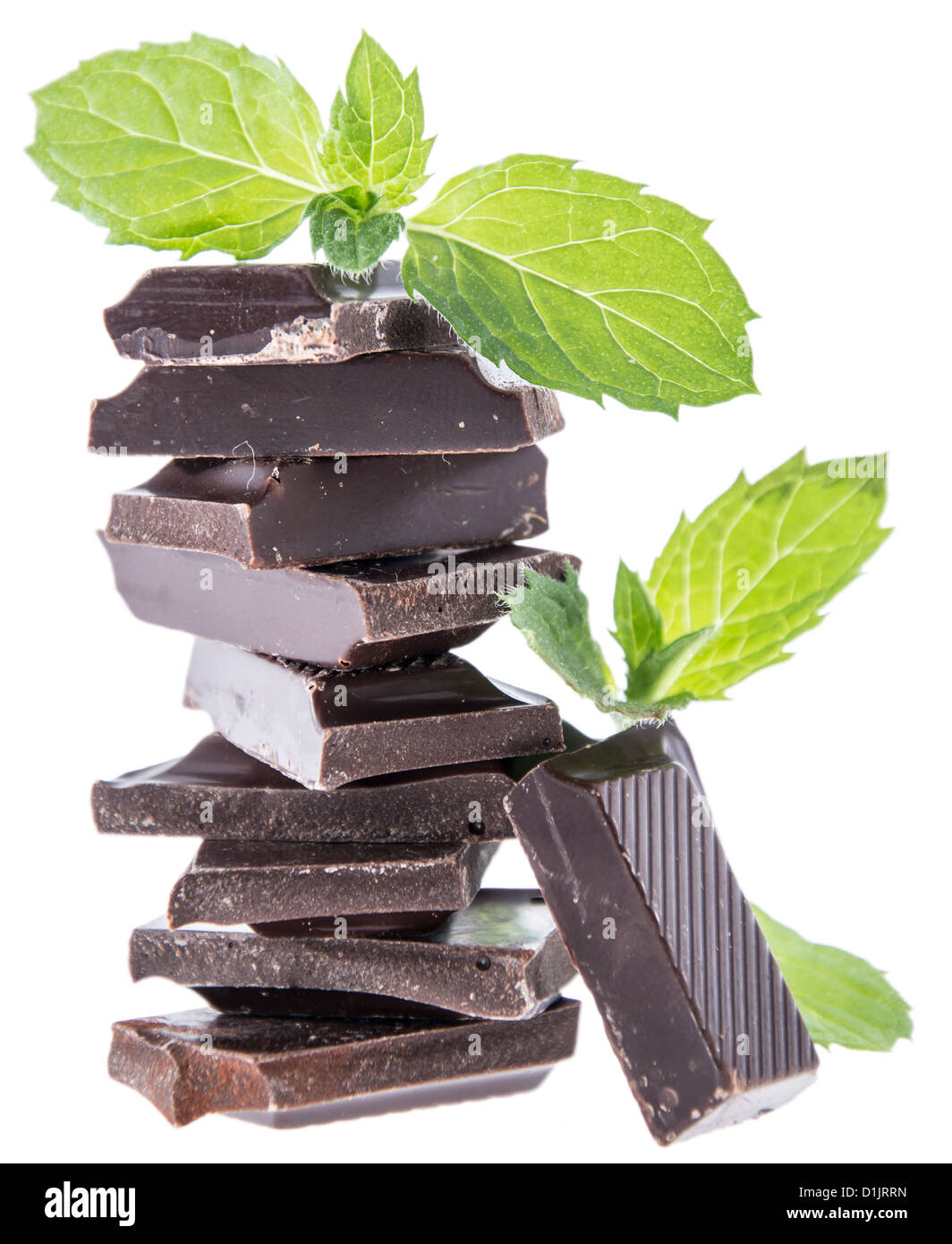 Gestapelte Schokolade mit Minze, isoliert auf weiss Stockfoto