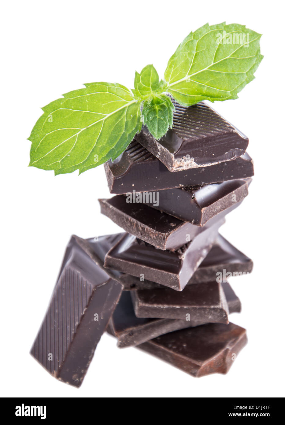 Gestapelte Schokolade mit Minze, isoliert auf weiss Stockfoto