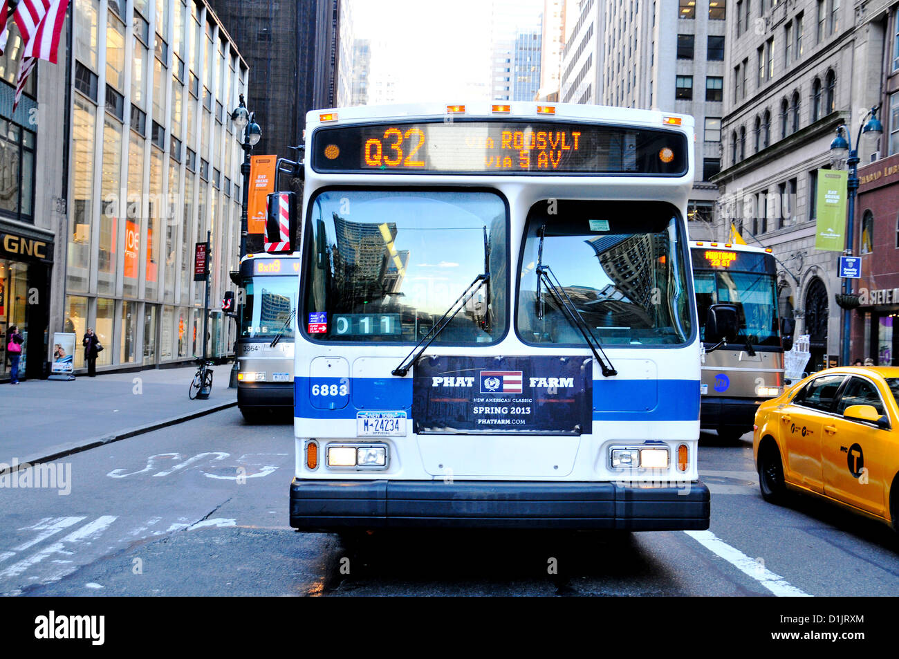 New York City öffentliche Verkehrsmittel Q32 MTA Bus auf der 5th Avenue, Manhattan, New York City, USA Stockfoto