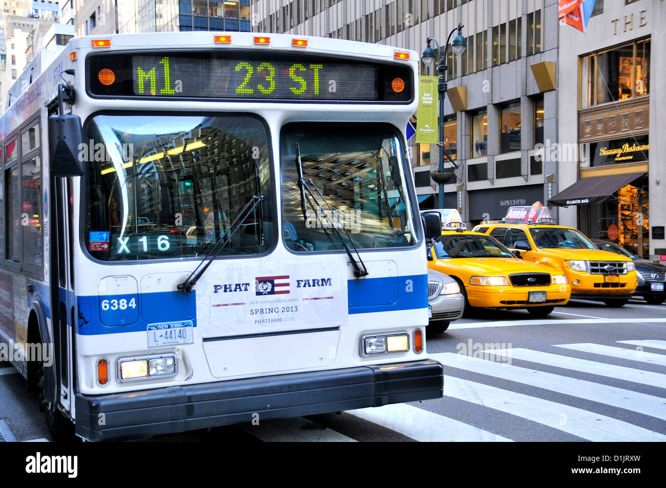New York City öffentliche Verkehrsmittel M1 MTA Bus auf der 5th Avenue, Manhattan, New York City, USA Stockfoto