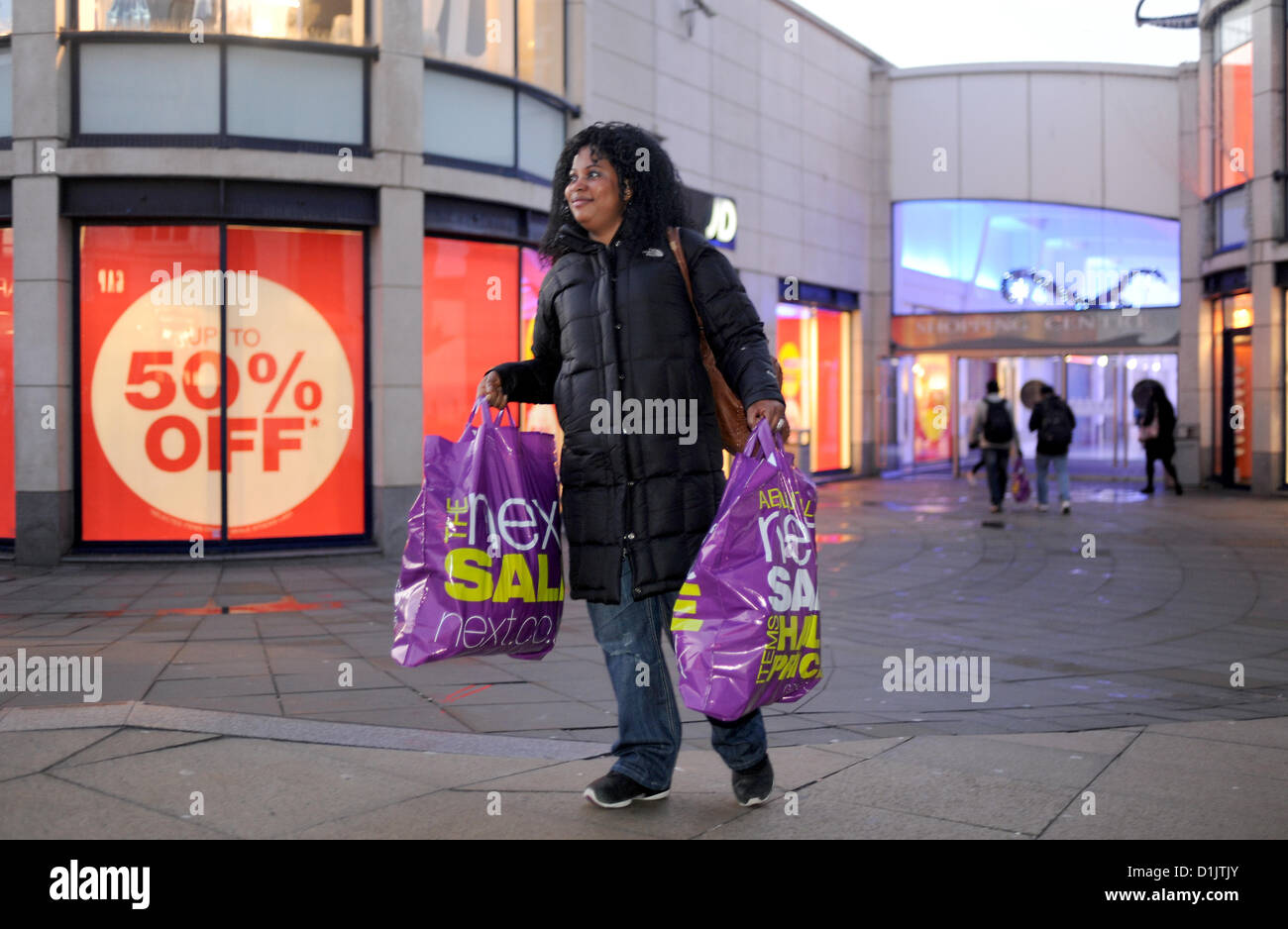 Brighton UK Komm 26. Dezember 2012 - Shopper mit Taschen voller Schnäppchen aus dem Boxing Day-Verkauf am nächsten in Brighton Stockfoto