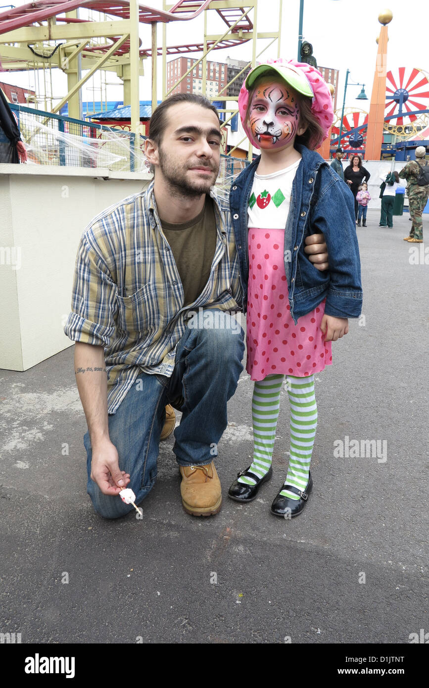Kostümierte Mädchen und ihr Vater im Luna Park nach Coney Island Halloween Kinder Parade in Brooklyn 2012. Stockfoto