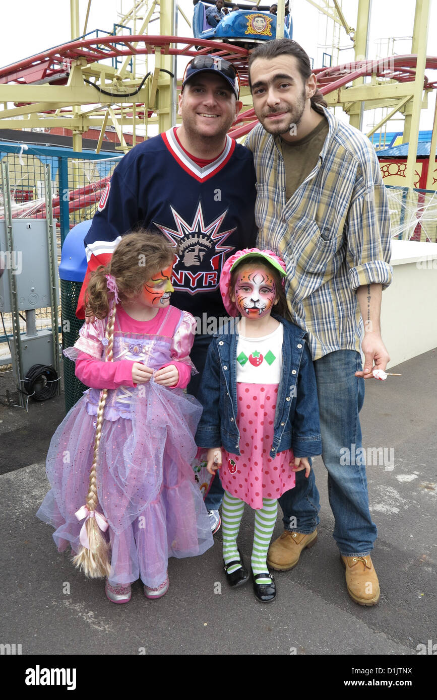 Kostümierte Mädchen und ihre Väter im Luna Park nach Coney Island Halloween Kinder Parade in Brooklyn 2012. Stockfoto