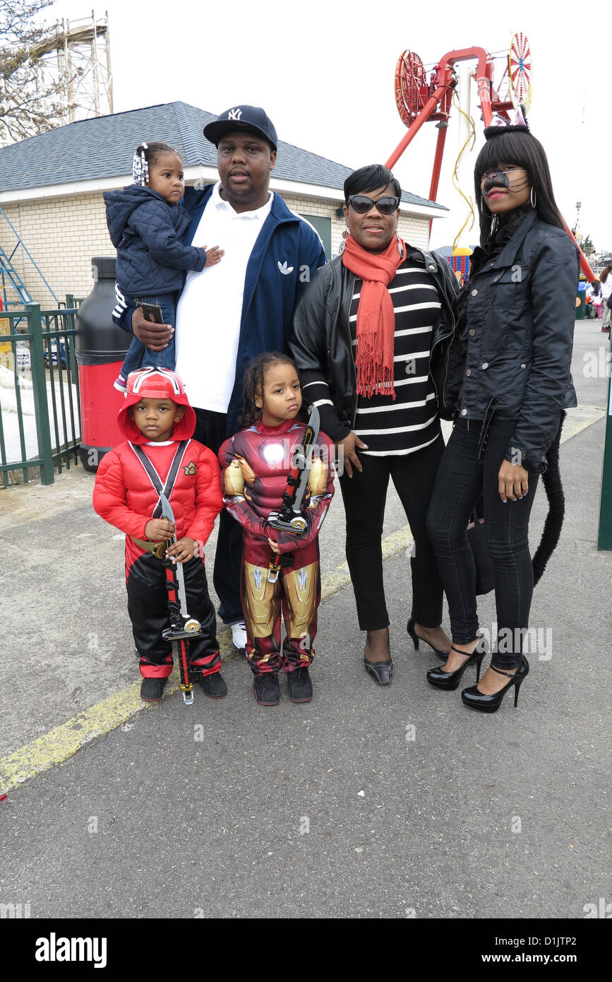 Afro-amerikanische Familie genießt Luna Park nach Coney Island Halloween Kinder Parade in Brooklyn. Stockfoto