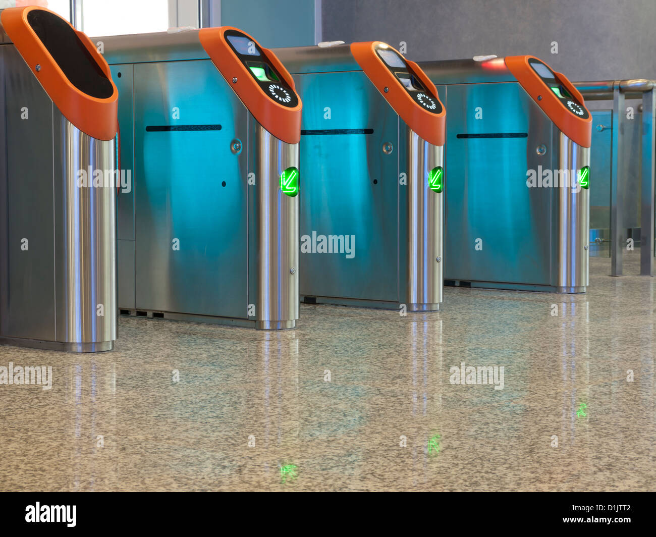 Eingangstor am Bahnhof Stockfoto