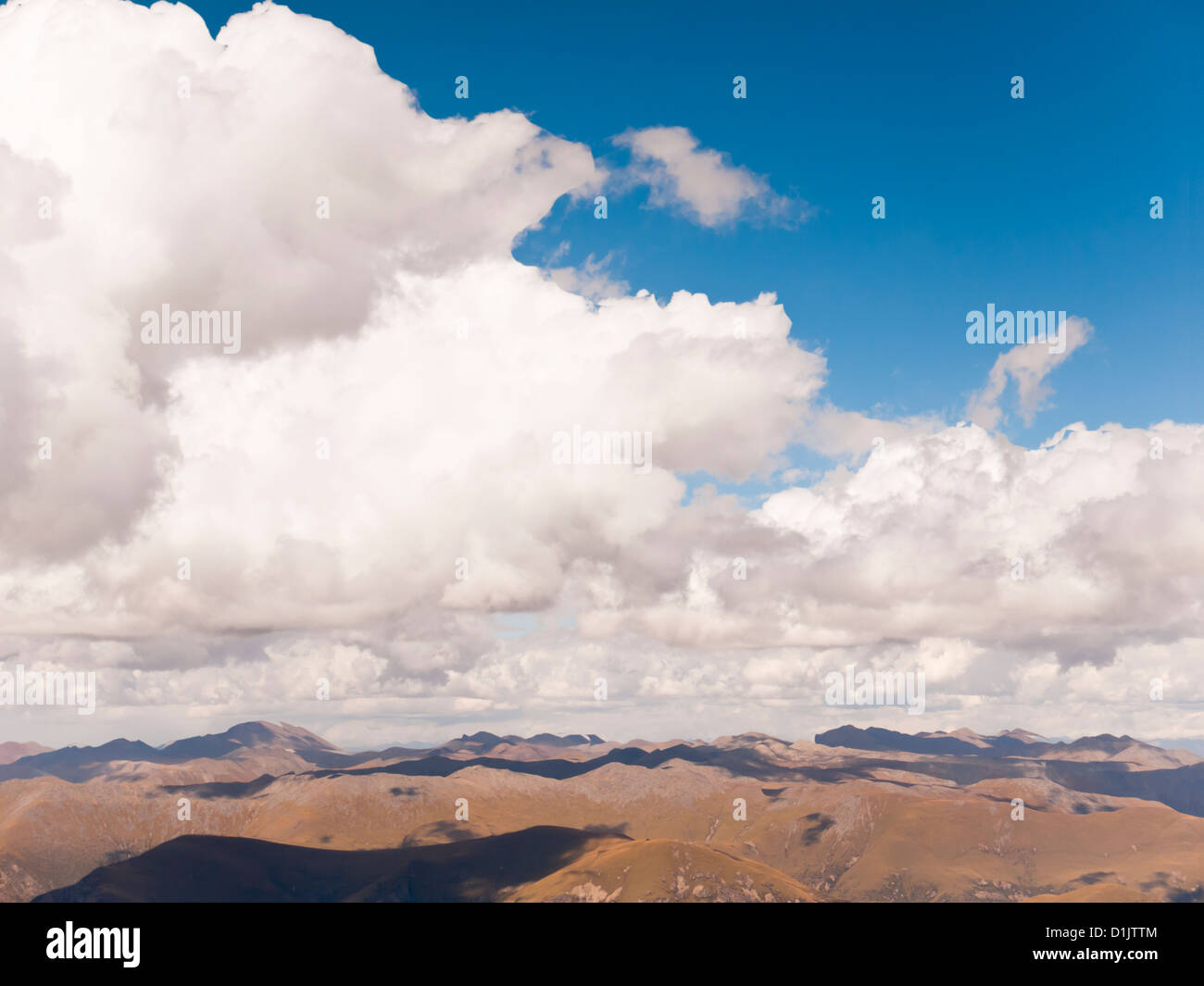 Schöne Landschaft der Wolke und Berg, geschossen von Flugzeug. Stockfoto