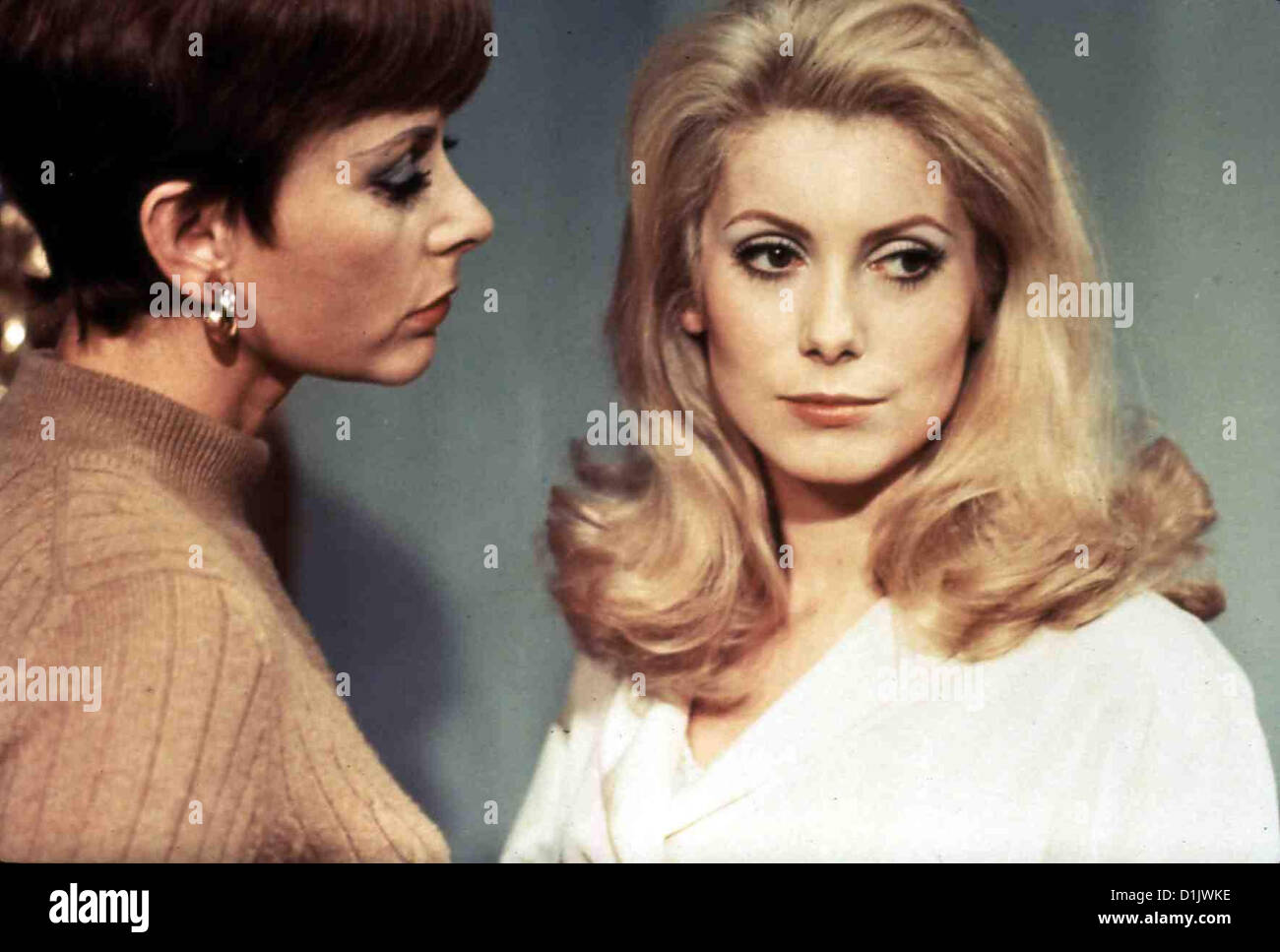 Belle De Jour - Schöne Des Tages Belle De Jour Geneviève Page, Catherine Deneuve Im Etablissement von Madame Anais (Genevieve Stockfoto