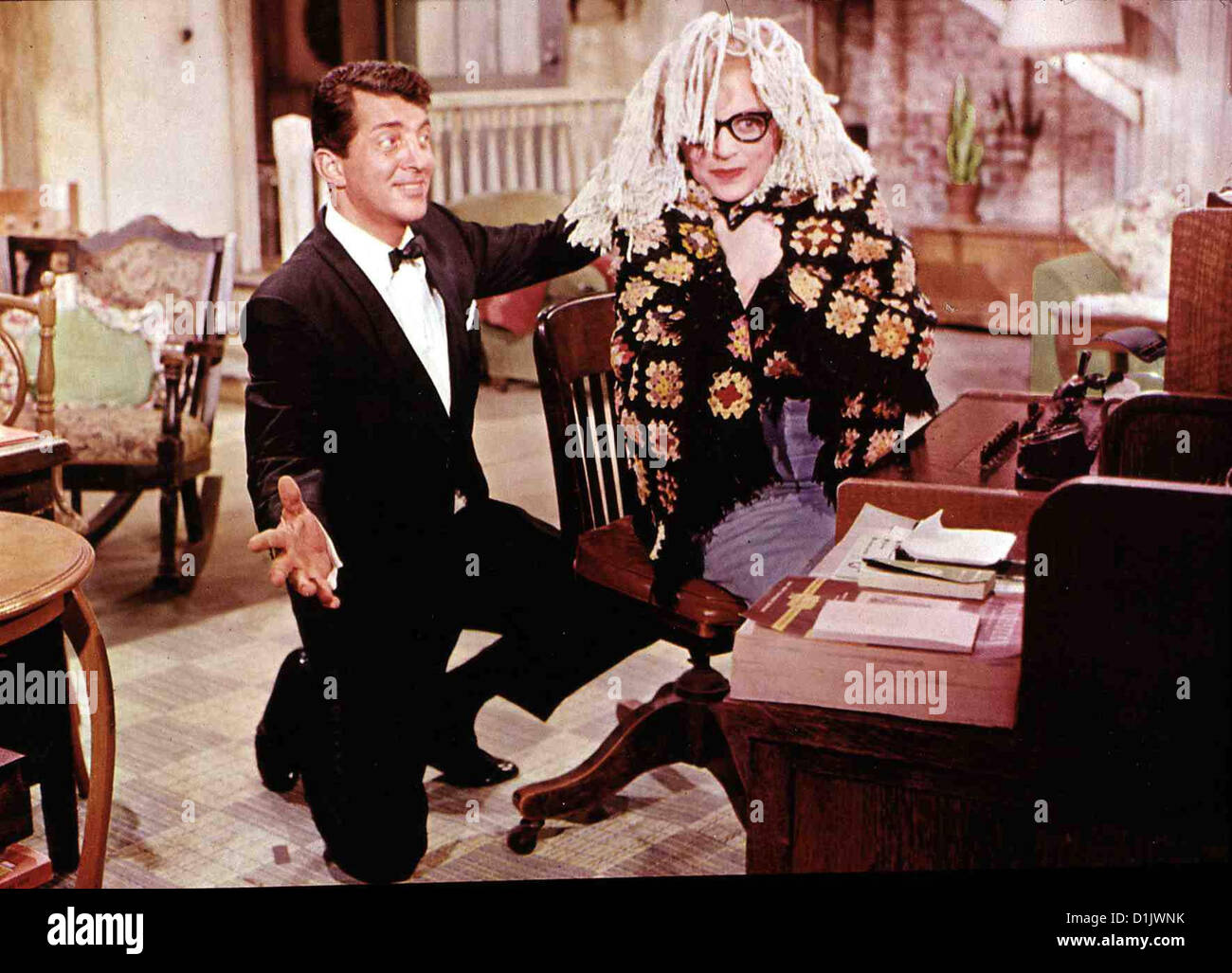 Anruf Genuegt - Komme Ins Haus Glocken werden läuten Dean Martin, Judy Holliday Jeffrey Moss (Dean Martin) Hat Sich im sterben Stockfoto