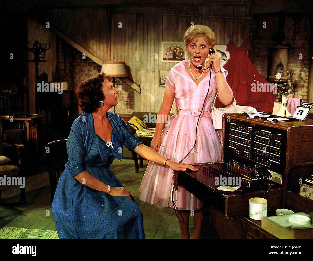Anruf Genuegt - Komme Ins Haus Glocken werden läuten Jean Stapelton, Judy Holliday Ella Peterson (Judy Holliday, R) Arbeitet als Stockfoto