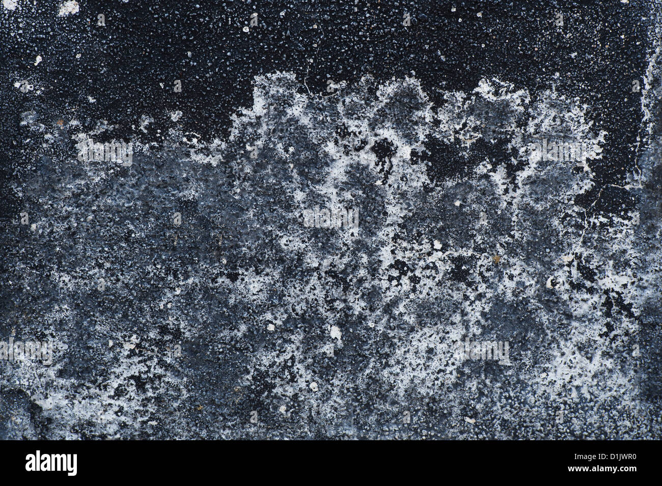 Verwitterte schwarze Farbe Textur auf Beton. Indien Stockfoto