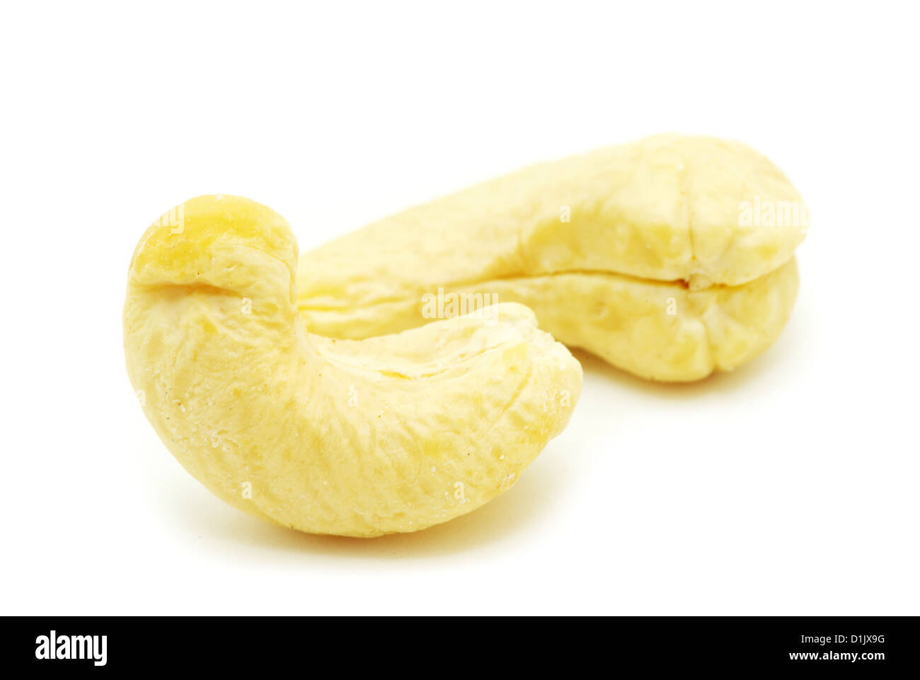 gerösteten Cashew-Nüssen in isolierten weißen Hintergrund Stockfoto