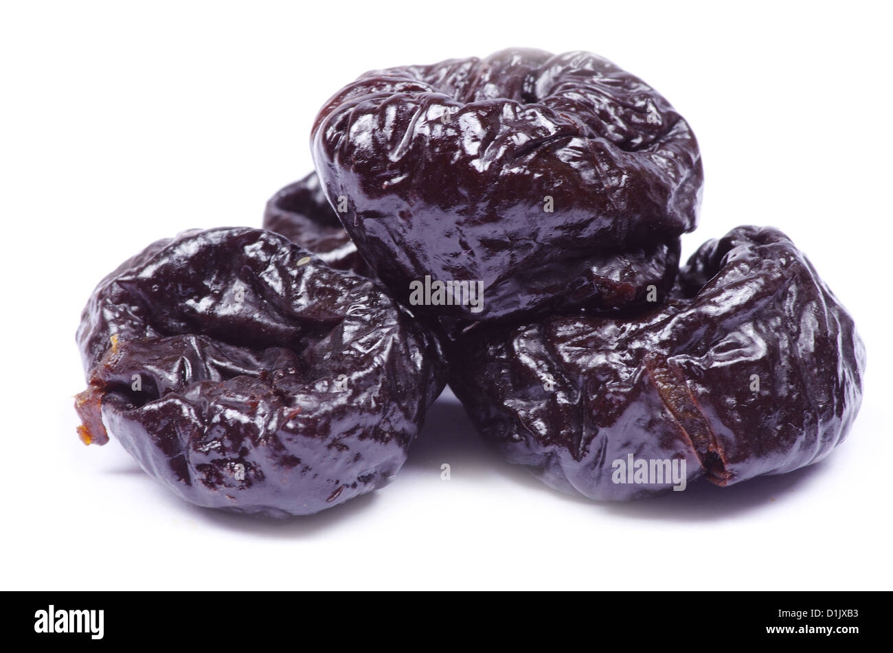 getrocknete Pflaumen auf weißem Hintergrund Stockfoto