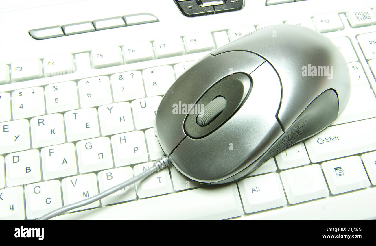 Computer-Maus auf weißen Computertastatur Stockfoto