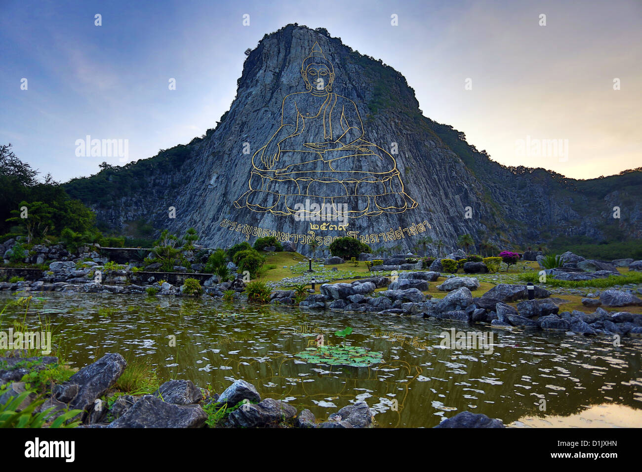 Khao Chee Chan, Buddha Berg, Chonburi, Pattaya, Thailand eine riesige Buddhastatue Sukhothai-Ära in einer Felswand eingraviert Stockfoto