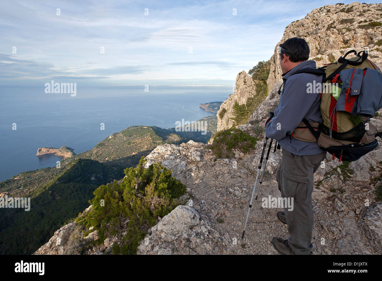 Trekker Betrachtung der Küste mit dem Foradada Rock. Cami de S´Arxiduc (Arxiduc Trail "GR 221 Weg. Insel Mallorca. Spanien Stockfoto