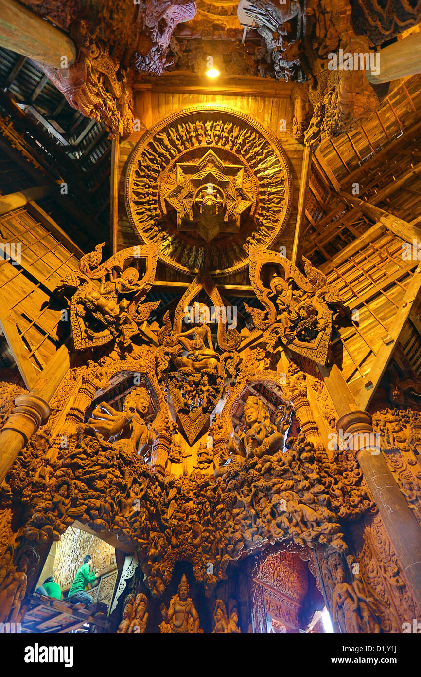 Hölzernes Schnitzen am Heiligtum der Wahrheit Tempel Prasat Sut Ja-Tum, Pattaya, Thailand zeigt ein Holz Dach Dekorationen Stockfoto