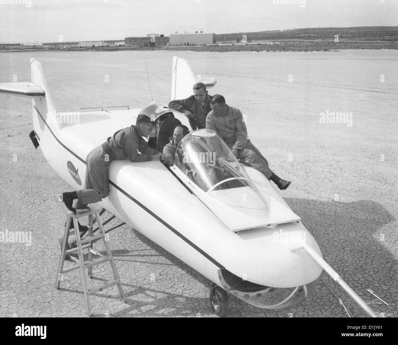 NASA-Testpiloten posieren auf der M2-F1-experimental-Flugzeuge (von links nach rechts) Milt Thompson, Chuck Yeager, Don Mallick und Bruce Peterson im NASA Flight Research Center 12. November 1963 in Palmdale, Kalifornien. Stockfoto