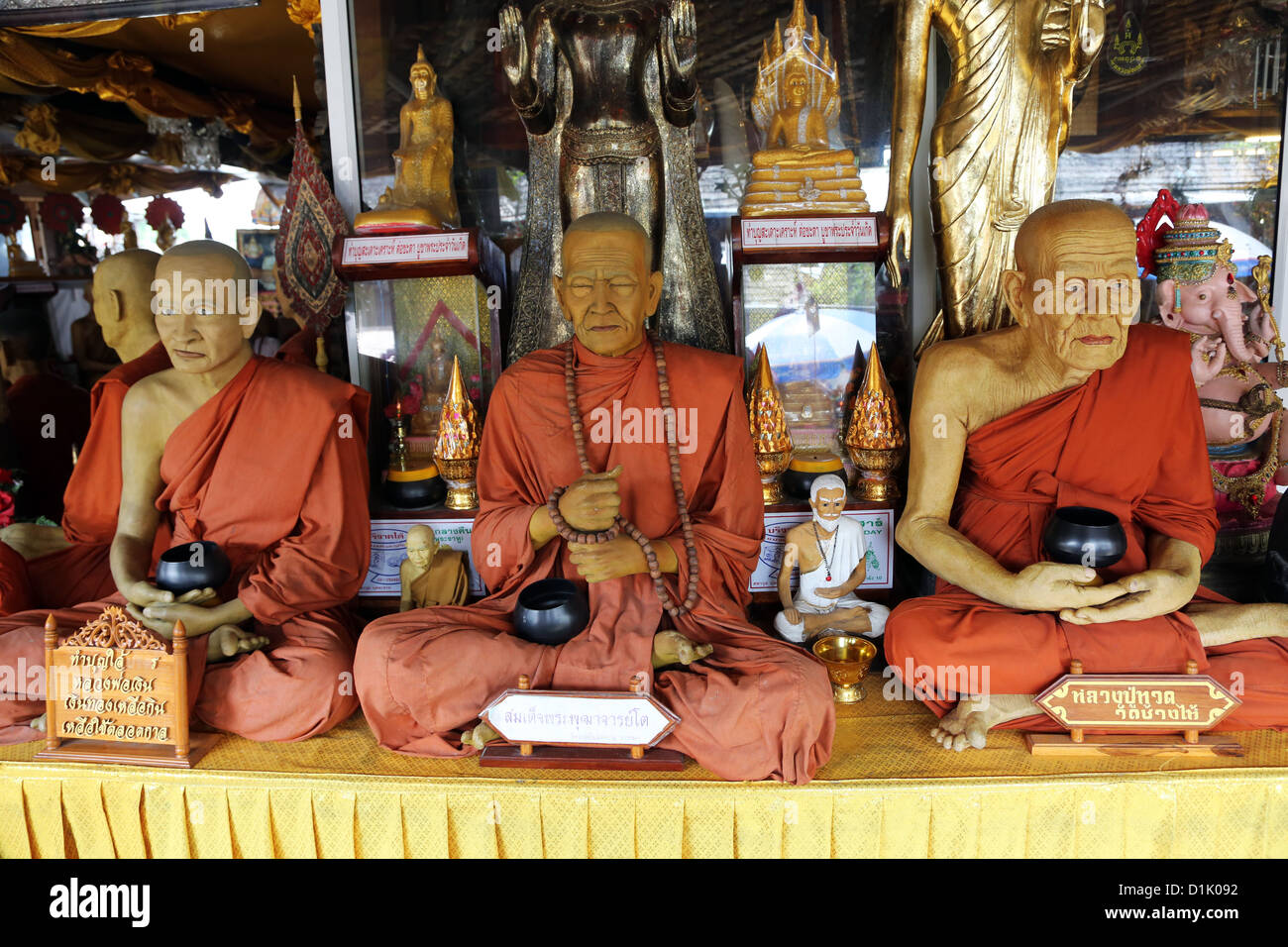 Wachs-Statuen der Mönche in Pattaya Floating Market in Pattaya, Thailand Stockfoto