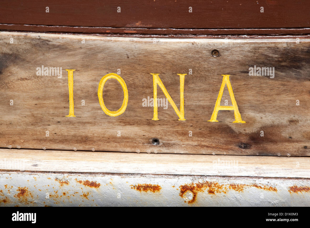 Der Name der Iona auf der Seite eines Bootes, Isle of Iona, Schottland Stockfoto