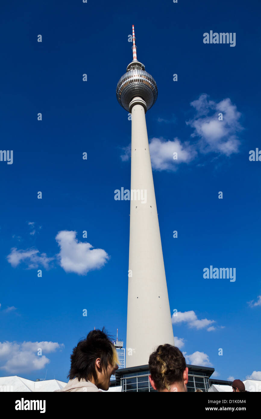 Der Fernsehturm am Alexanderplatz in Berlin, Deutschland Stockfoto