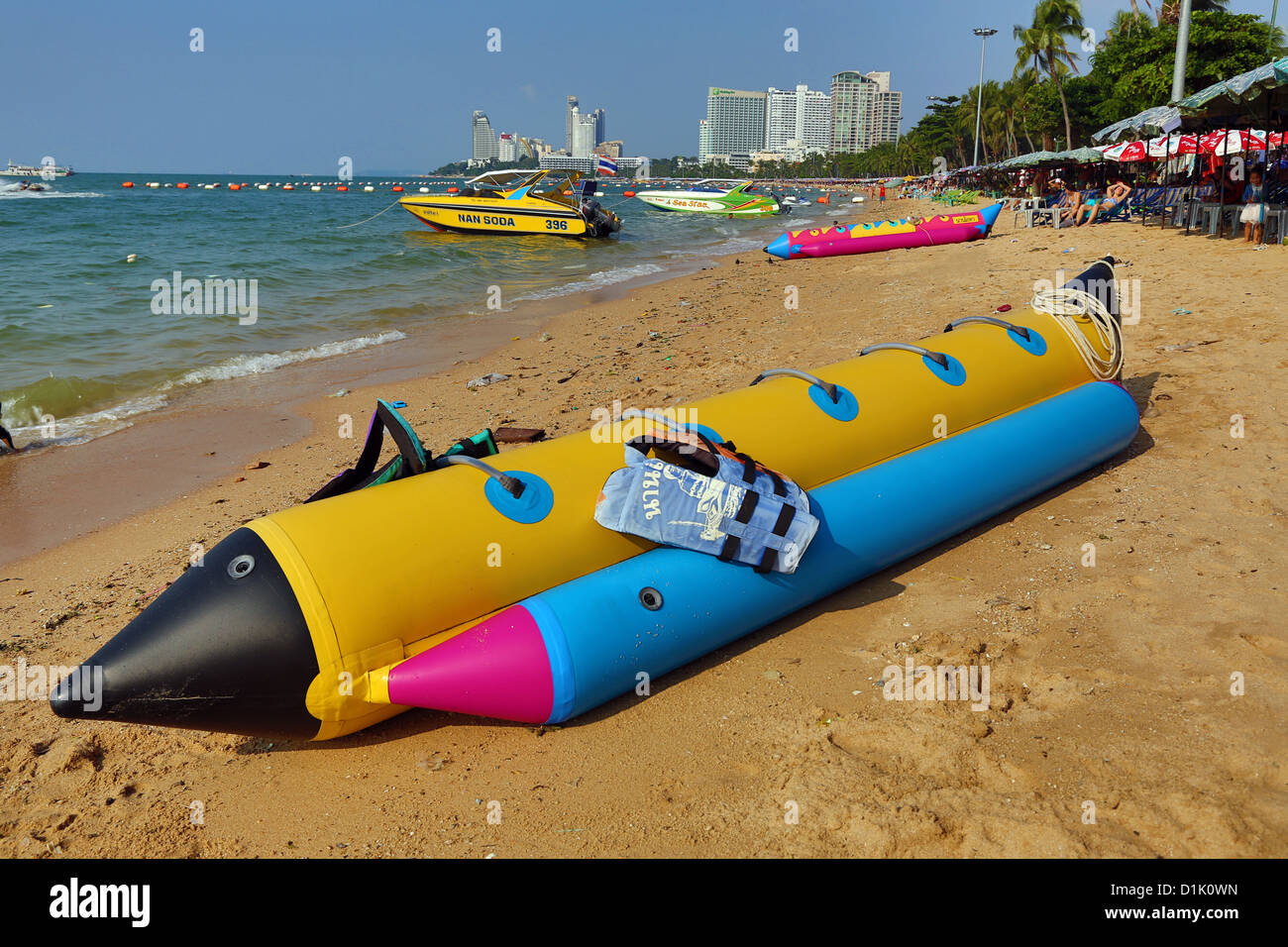 Strand-Szene mit einem aufblasbaren Banana-Boat auf der Strandpromenade von Pattaya, Thailand Stockfoto