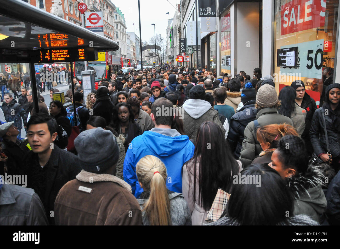Oxford Street, London, UK. 26. Dezember 2012. Boxing Day Shopper füllen die Bürgersteige in der Oxford Street. Shopper füllen die Straßen am Boxing Day Umsatz im Zentrum von London. Bildnachweis: Matthew Chattle / Alamy Live News Stockfoto