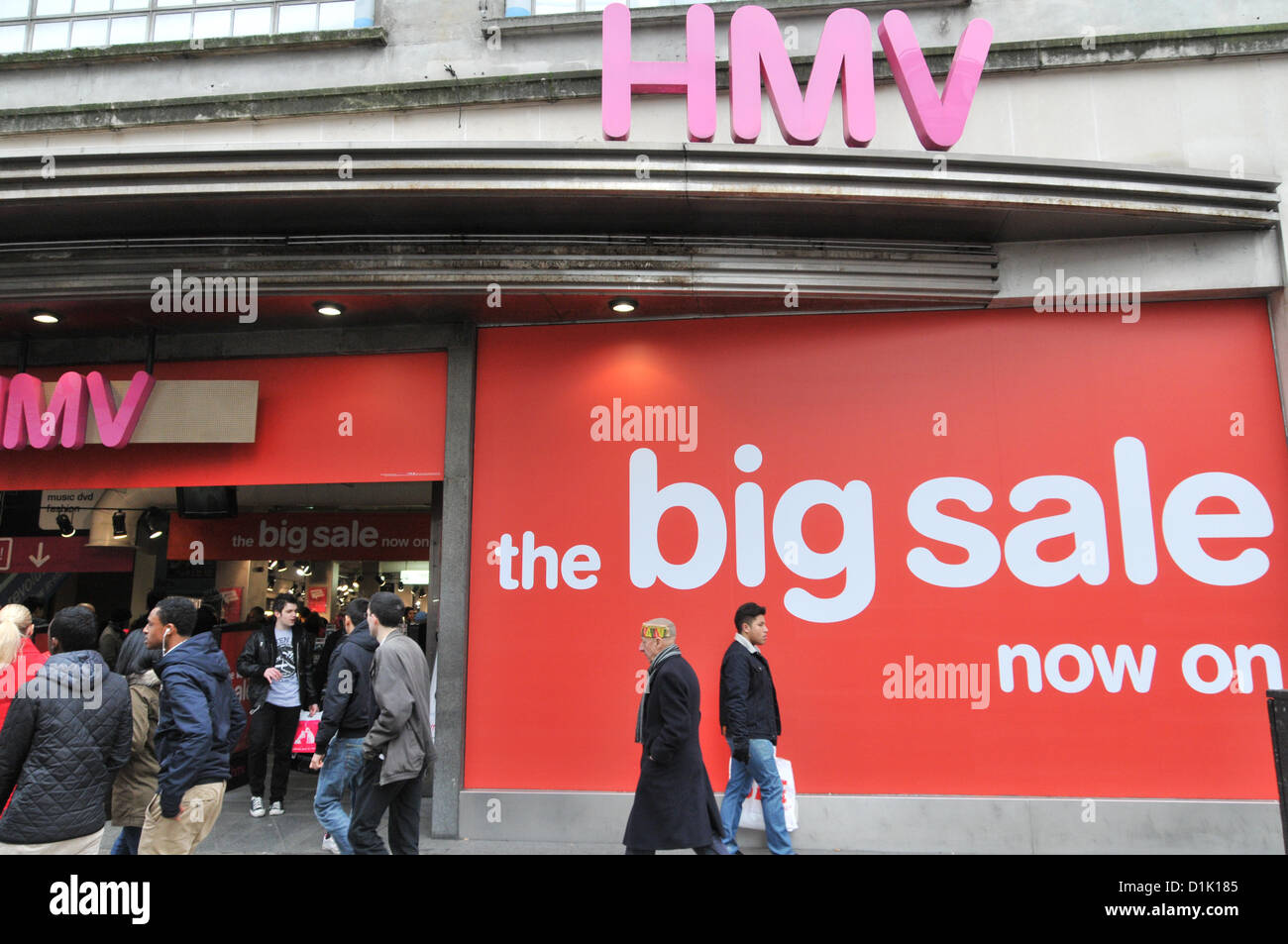 Oxford Street, London, UK. 26. Dezember 2012. Boxing Day Shopper außerhalb HMV auf der Oxford Street. Shopper füllen die Straßen am Boxing Day Umsatz im Zentrum von London. Bildnachweis: Matthew Chattle / Alamy Live News Stockfoto