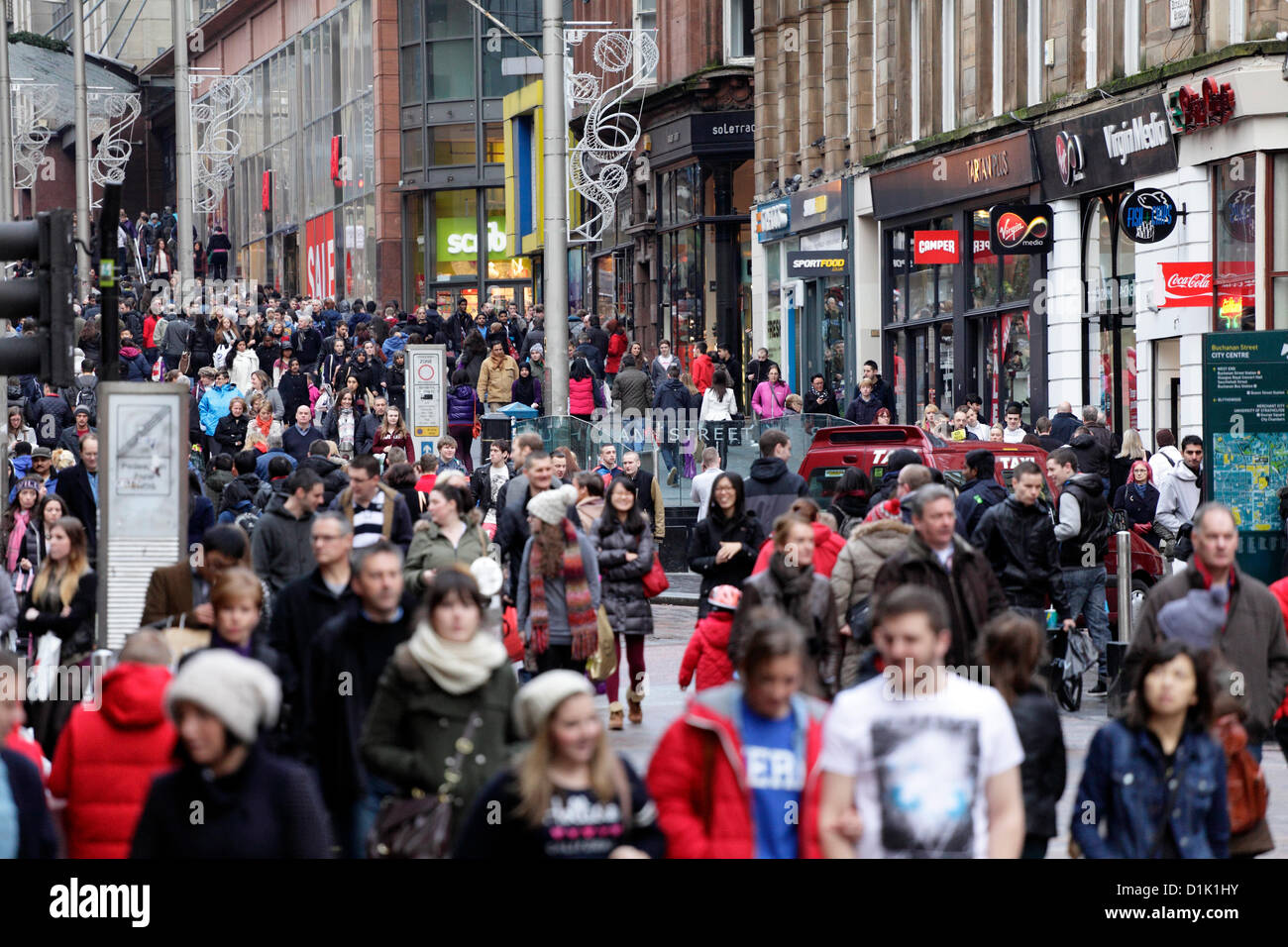 Buchanan Street, Glasgow, Schottland, Großbritannien, Mittwoch, 26th. Dezember 2012. Leute, die beim Verkauf am zweiten Weihnachtsfeiertag in einem sehr belebten Stadtzentrum einkaufen. Stockfoto