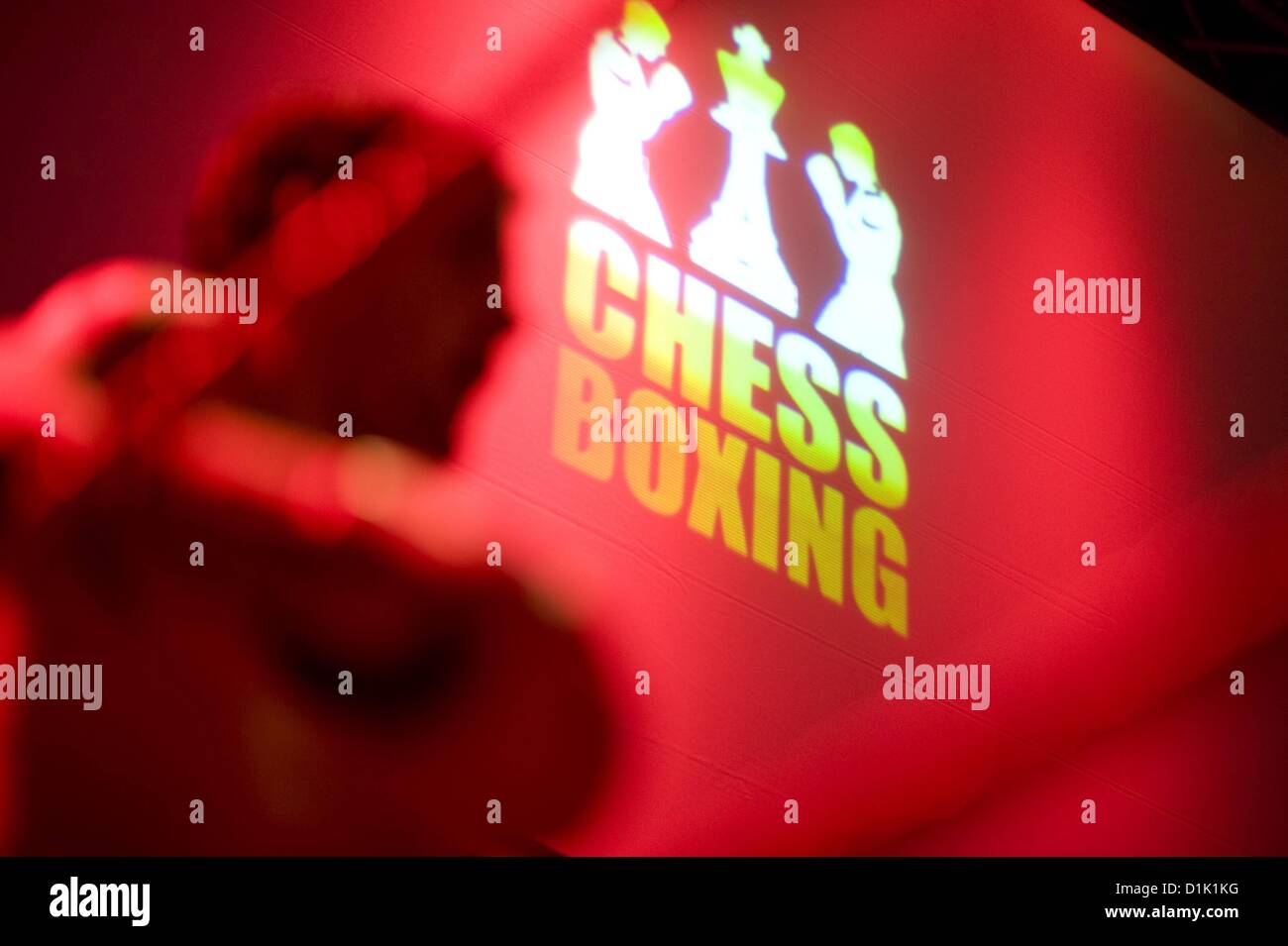 28 07 2012 IPON Meisterschaften 2012 Berlin. Das Logo der Chess boxing Championships 2012 in der Platoon Kunsthalle in Berlin. Diese neue Sportart kombiniert Schach mit Fäusten, Boxen und Schach spielen Stockfoto