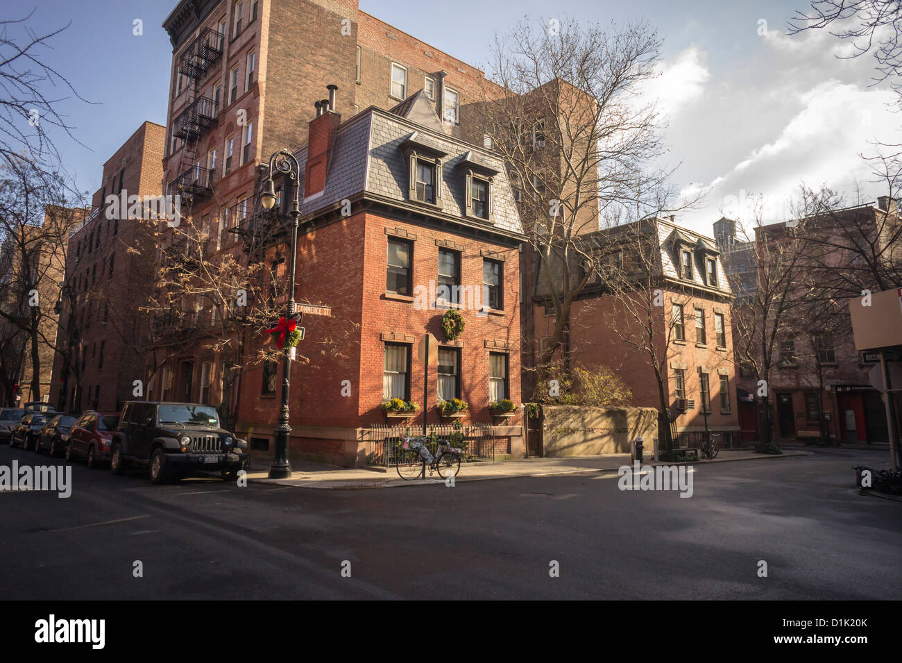 Historische Häuser an der Ecke von Barrow und Commerce Street im Stadtteil West Village von New York Stockfoto